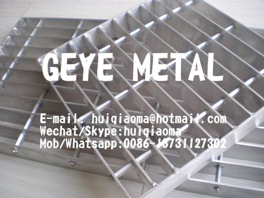 China El rallar rectangular Macho de estampar-bloqueado de aluminio anodizado de la barra liso para solar las plataformas proveedor