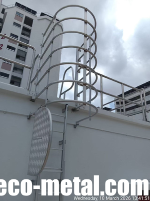 Escalera de acceso vertical fija de acero inoxidable de grado marino con jaula de seguridad protectora y plataforma de descanso plegable para barcos y aplicaciones offshore proveedor