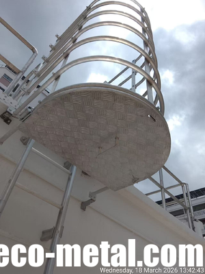 Escalera de acceso vertical fija de acero inoxidable de grado marino con jaula de seguridad protectora y plataforma de descanso plegable para barcos y aplicaciones offshore proveedor